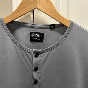 CUTS CLOTHING Men’s Curve-Hem Henley Tee Light Blue/Grey Large Short Sleeve